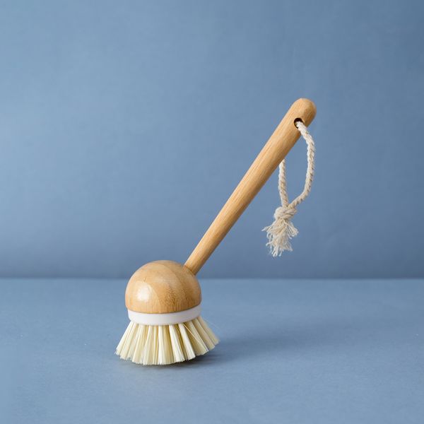 Escova de limpeza redonda com cabo longo de bambu - oikos