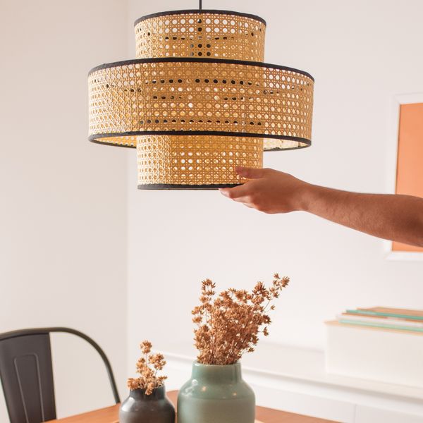 Luminária pendente tela 40cm degradê palha indiana  rattan moderna - oikos